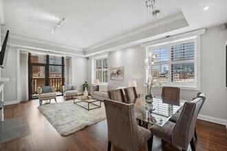 30 W Erie St, Unit 402 in Chicago, IL - Building Photo - Building Photo