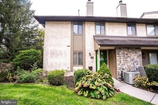 29 Hampshire Dr in Plainsboro, NJ - Building Photo