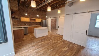 2886 S Archer Ave, Unit 2 Rear in Chicago, IL - Building Photo