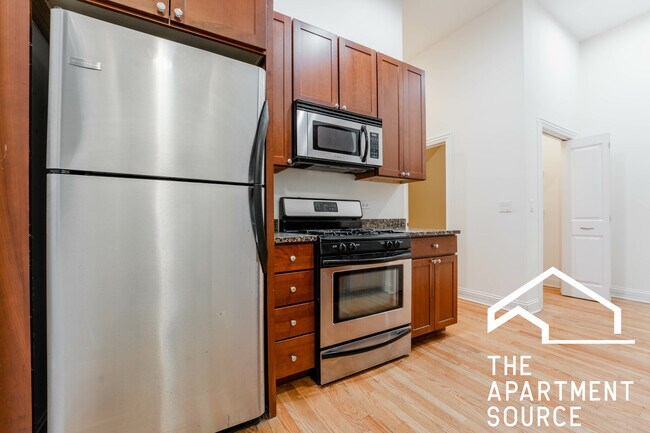 3338 N Sheffield Ave, Unit 3 in Chicago, IL - Building Photo - Building Photo