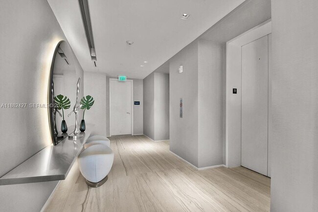 1000 Biscayne Blvd in Miami, FL - Foto de edificio - Building Photo