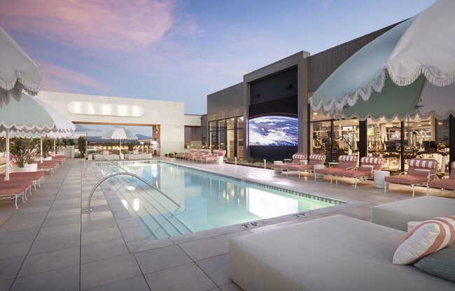 Cloud House in Stanton, CA - Foto de edificio - Building Photo
