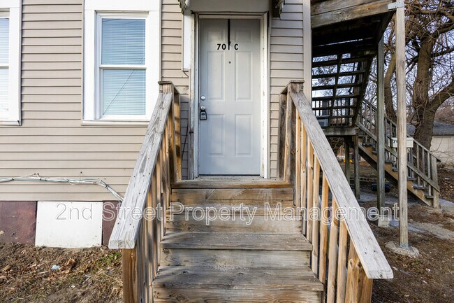 property at 701 N Warwick Rd