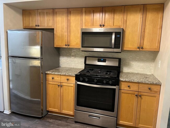 2044 Royal Fern Ct in Reston, VA - Building Photo - Building Photo