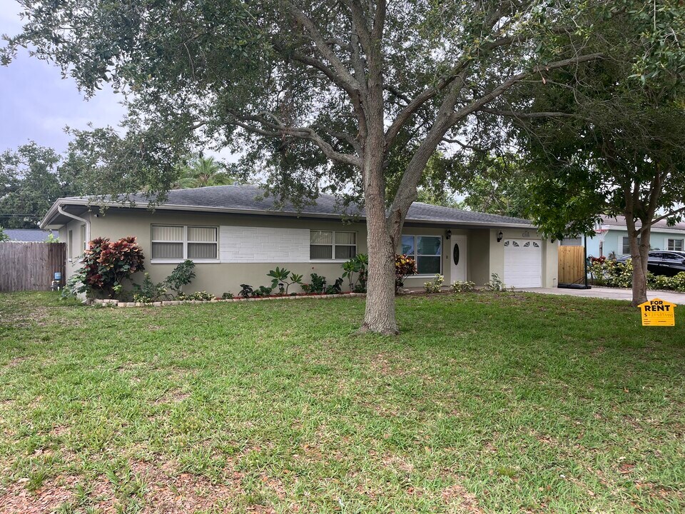 1315 Whitacre Dr in Clearwater, FL - Building Photo