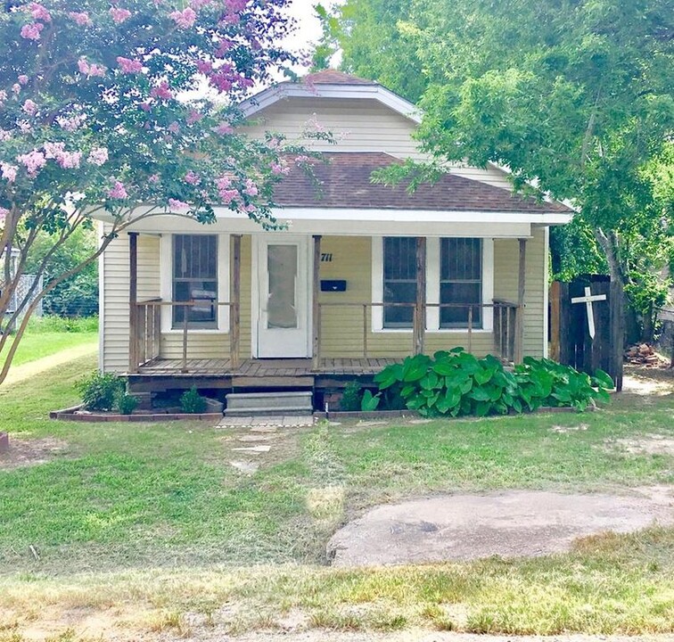 711 10th Street in Nederland, TX - Building Photo