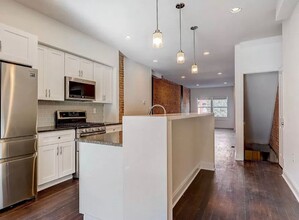 12 N Linwood Ave in Baltimore, MD - Foto de edificio - Building Photo