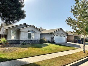 1827 Hatch Ave in Tulare, CA - Building Photo - Building Photo