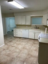 301 S 16th St in West Columbia, TX - Building Photo - Building Photo