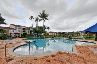 2011 Renaissance Blvd in Miramar, FL - Foto de edificio - Building Photo