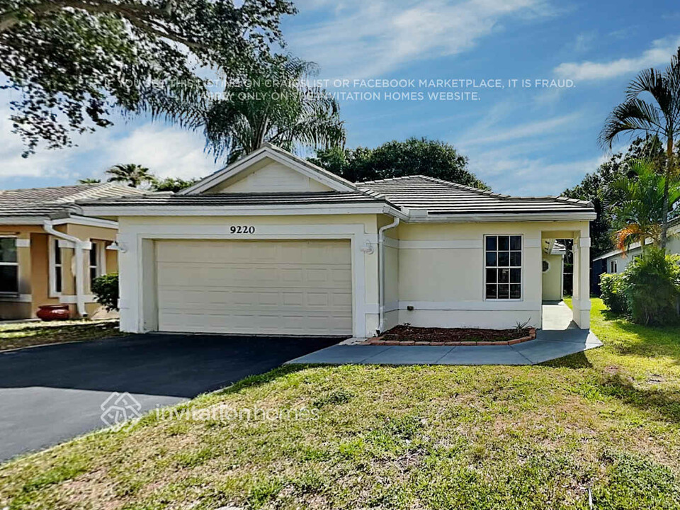 9220 Arborwood Cir in Davie, FL - Building Photo