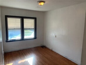 4889 Turney Rd in Garfield Heights, OH - Foto de edificio - Building Photo
