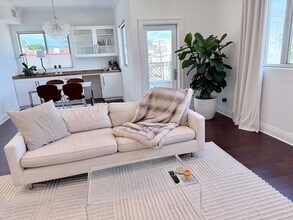 1316 Amherst Ave, Unit 402 in Los Angeles, CA - Foto de edificio - Building Photo