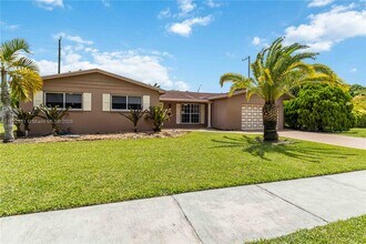 10260 SW 108th St in Miami, FL - Building Photo - Building Photo