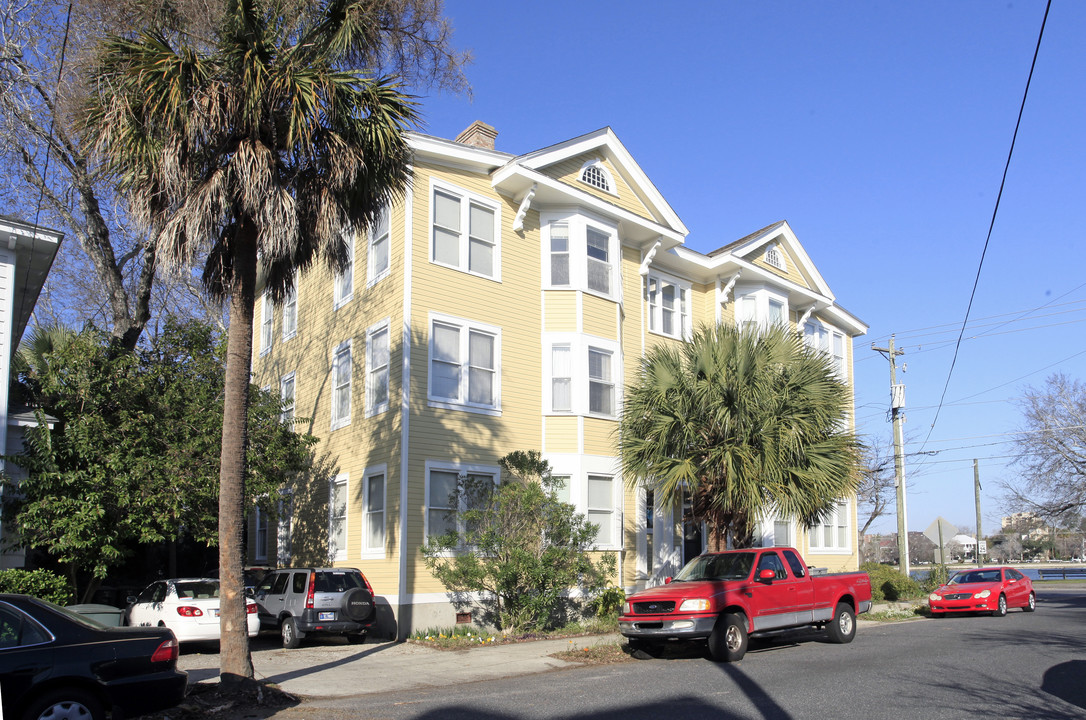 Colonial Apartments in Charleston, SC - Building Photo