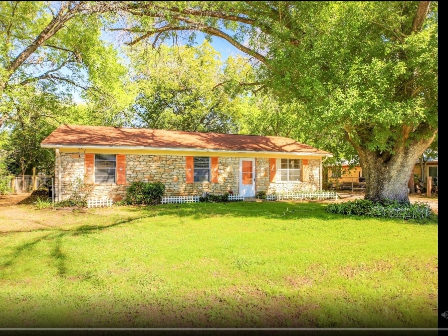 706 Laurel St in Bastrop, TX - Building Photo