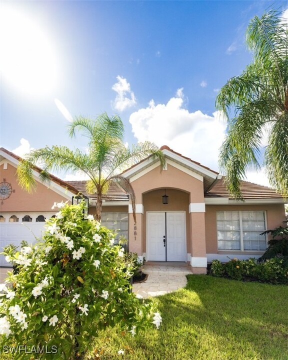 12881 Eagle Pointe Cir in Ft. Myers, FL - Building Photo