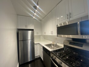 864 8th Ave in New York, NY - Building Photo - Building Photo