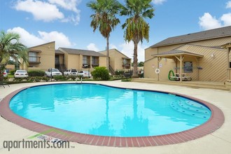 Carriage Glen Apartments in Rosenberg, TX - Foto de edificio - Building Photo