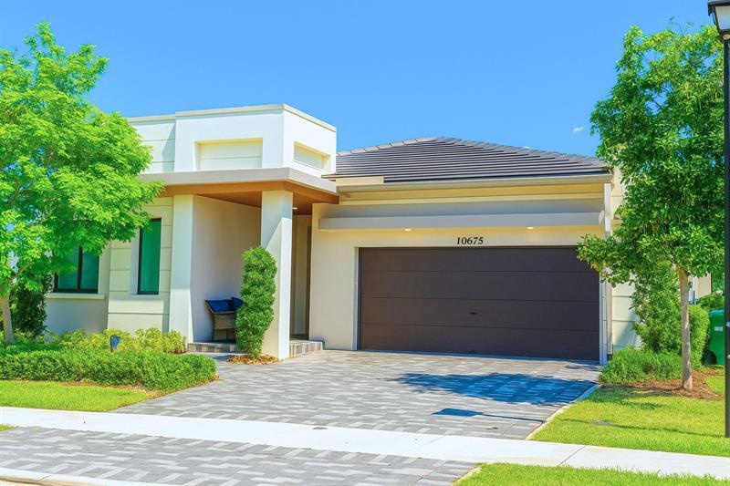 10675 Passage Way in Parkland, FL - Building Photo