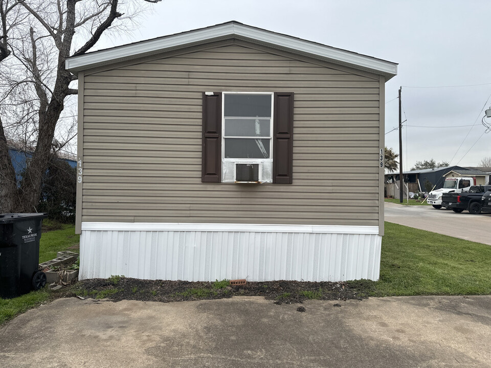 13501 Hooper Rd in Houston, TX - Building Photo