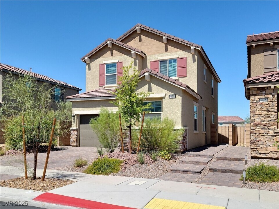 420 Desert Cadence St in Henderson, NV - Foto de edificio
