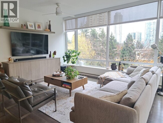 6168 Wilson Ave in Burnaby, BC - Building Photo - Building Photo