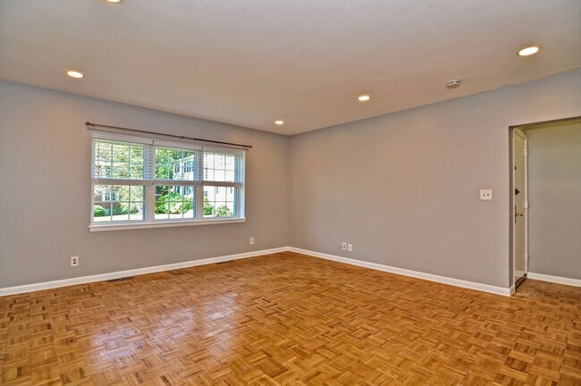 35 Lake Shore Ct in Boston, MA - Building Photo - Building Photo