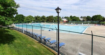 8205 Whispering Oaks Way in Gaithersburg, MD - Building Photo - Building Photo