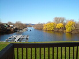 1335 Lauderdale Pl in Onalaska, WI - Building Photo