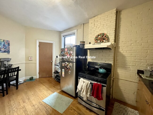 86 Hammond St, Unit 2 in Boston, MA - Foto de edificio - Building Photo