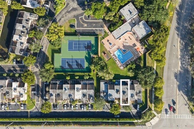 1017 NW 124th Ave in Pembroke Pines, FL - Foto de edificio - Building Photo