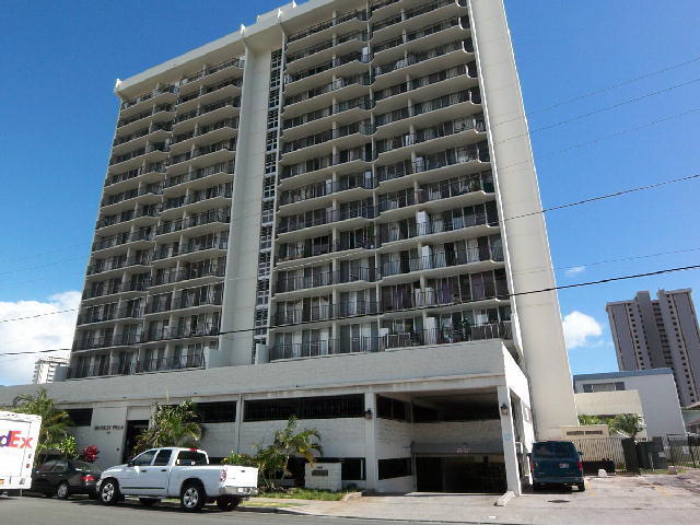 2121 Algaroba St in Honolulu, HI - Building Photo