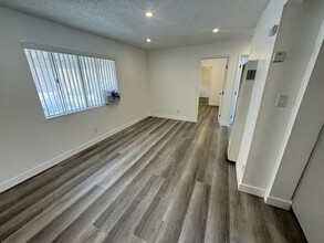 2039 S Ridgeley Dr, Unit 2039 in Los Angeles, CA - Foto de edificio - Building Photo
