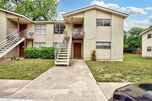 728 Old Martindale Rd in San Marcos, TX - Building Photo