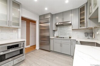 7 Henry St in Great Neck, NY - Building Photo - Building Photo