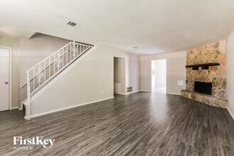 3303 Sycamore Springs Dr, Unit 414 in Houston, TX - Foto de edificio - Building Photo