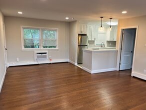 1205 Little Neck Ave, Unit A in North Bellmore, NY - Foto de edificio - Building Photo
