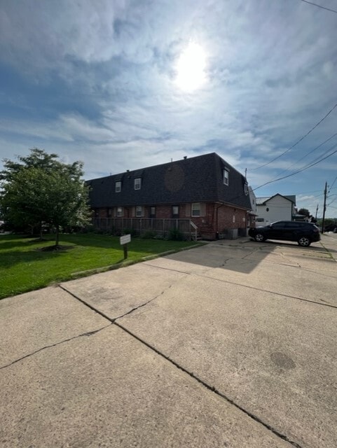 Maple St Apartments