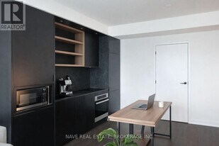 55 Charles St E in Toronto, ON - Building Photo
