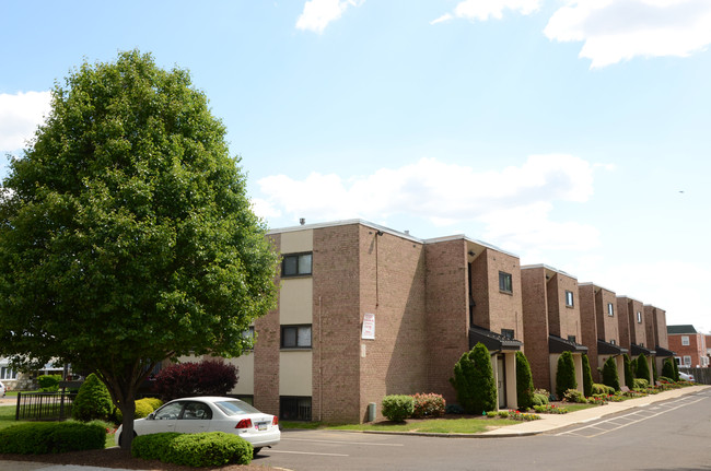 Ferndale Manor in Philadelphia, PA - Foto de edificio - Building Photo