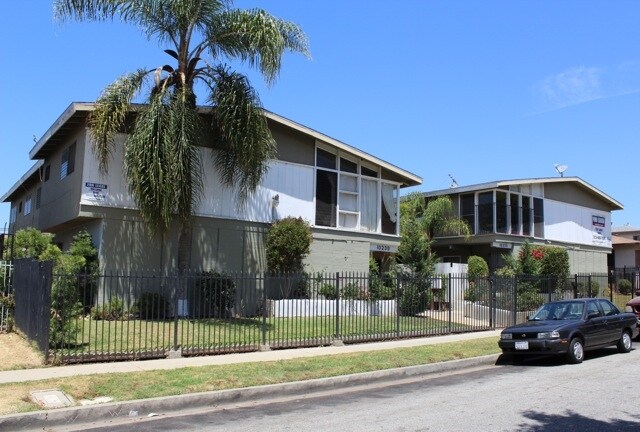 10235 Darby Ave in Inglewood, CA - Building Photo