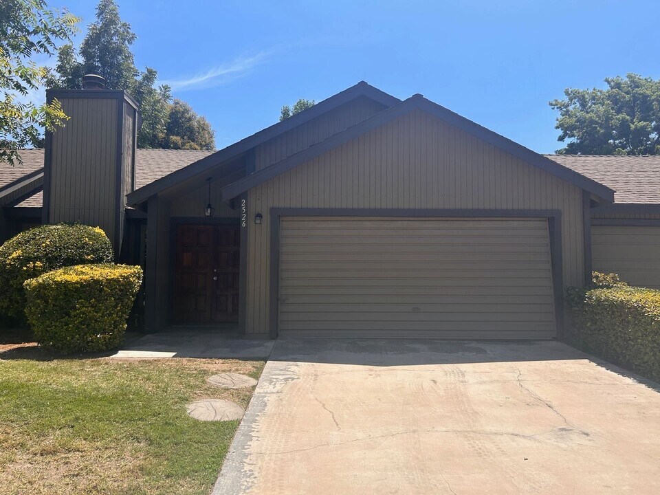 2526 E Tulare Ave in Visalia, CA - Building Photo