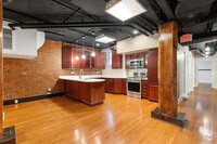 1033 Beacon St, Unit B in Brookline, MA - Building Photo - Building Photo