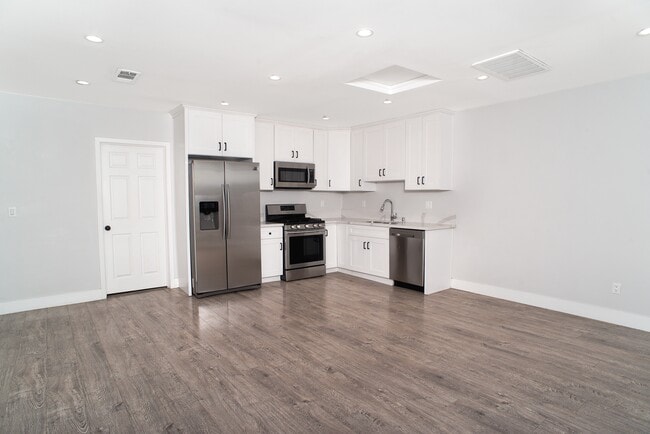 5904 Tobias Ave in Van Nuys, CA - Building Photo - Building Photo