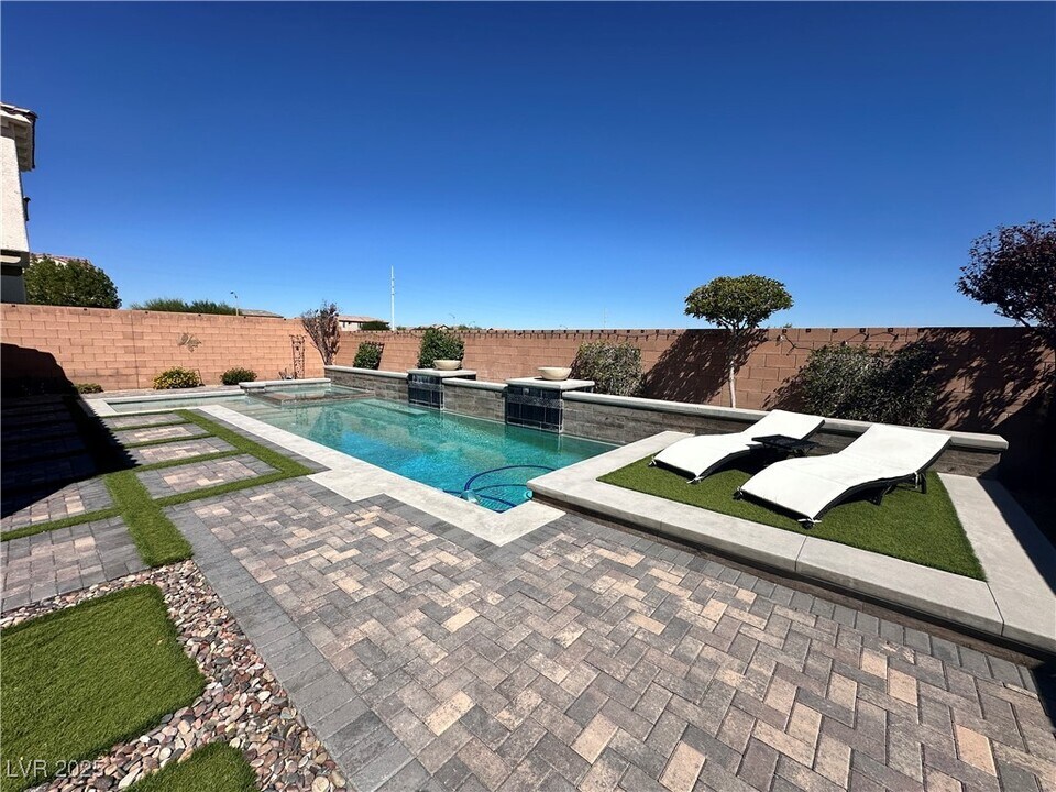 10140 Pensive Ponder St in Las Vegas, NV - Building Photo