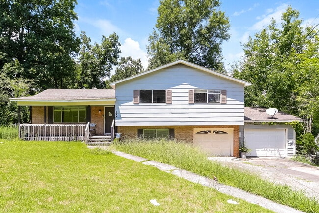 724 Country View Dr NE
