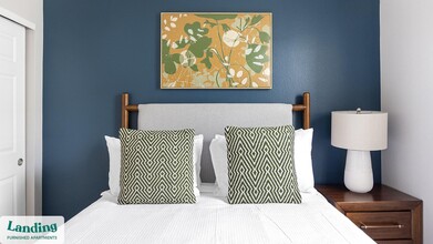 9242 W Russell Rd in Las Vegas, NV - Building Photo - Building Photo