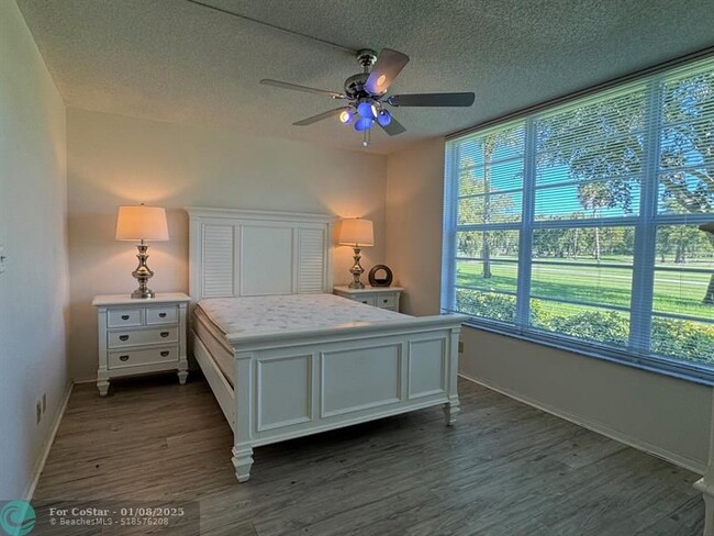 3800 Oaks Clubhouse Dr in Pompano Beach, FL - Building Photo - Building Photo