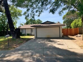 805 Avon Ct in Dixon, CA - Building Photo - Building Photo